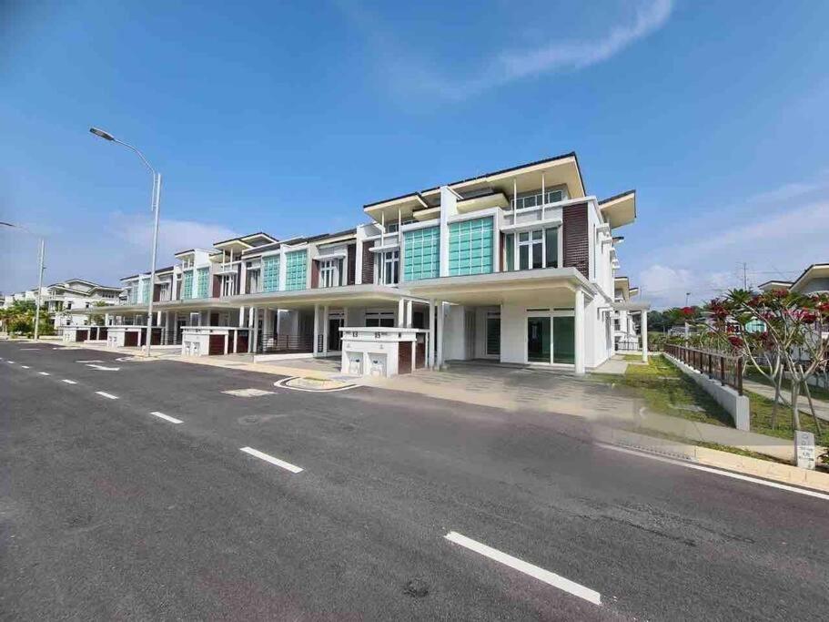 Luxury 2-Storey Terrace House Near Ioi City Mall Путраджая Екстериор снимка